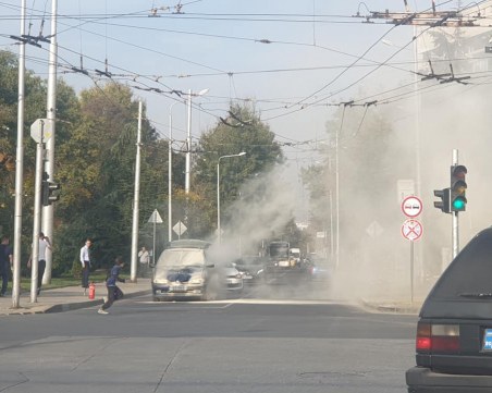 Кола пламна на възлов булевард в Пловдив