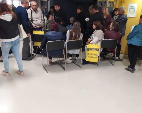 Трима припаднали, докато чакат обработването на протоколите  в 