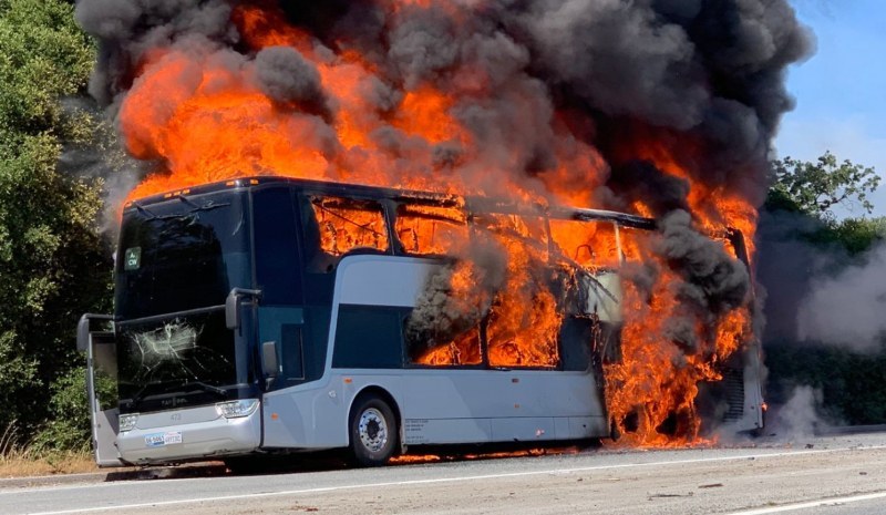 Автобус, превозващ деца, пламна в движение край прохода Предела