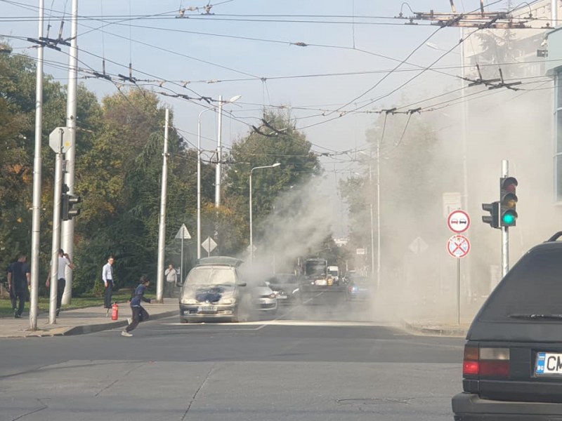 Кола пламна на възлов булевард в Пловдив