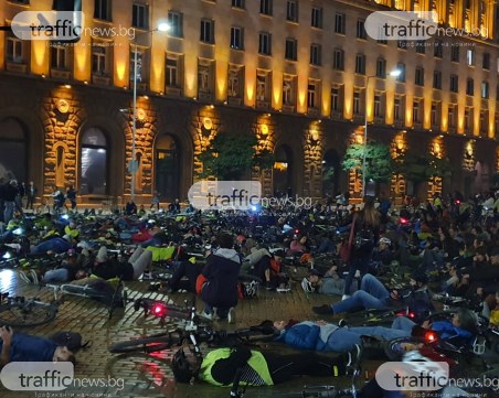 Легнали колоездачи и звънци на Ларгото в поход за живот