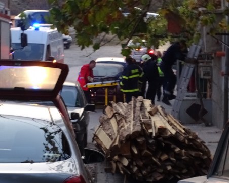 Мъж е с пробит бял дроб и травма на главата, след като козирка на къща го затисна