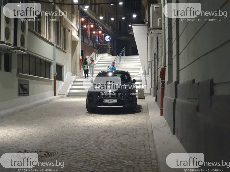 Нагло паркиране! Джип блокира най-късата пешеходна улица в София