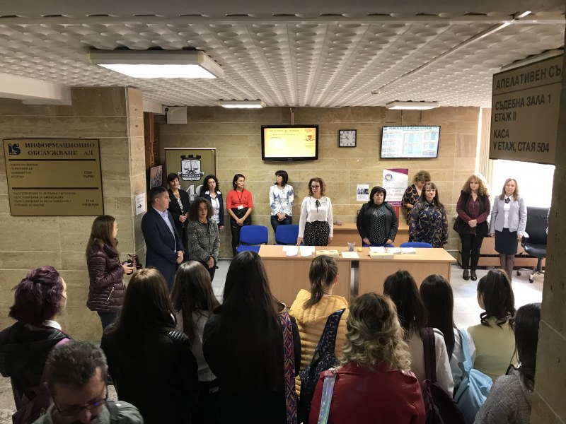 Възпитаници на Търговската гимназия в Пловдив влязоха в съдебна зала