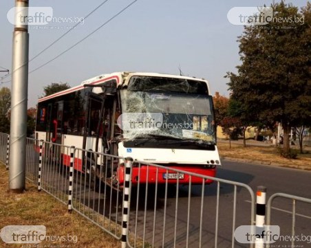 Автобус се вряза в мантинела в Пловдив, на мястото има линейка