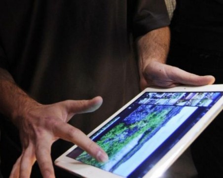 Деца с аутизъм и увреден слух общуват чрез таблети