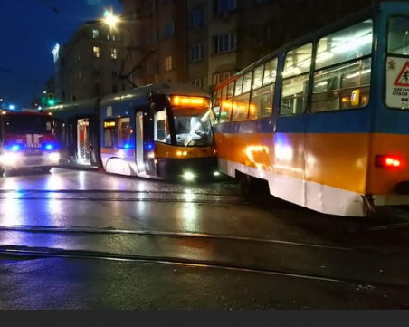 Два трамвая се сблъскаха в столицата, щетите са големи
