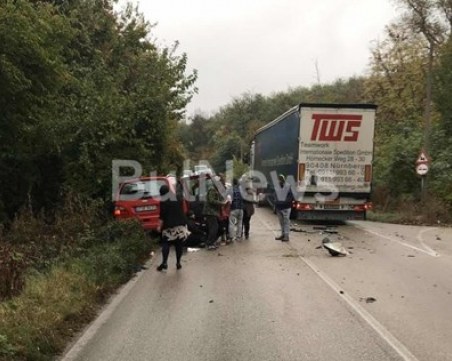 Лек автомобил се вряза в тир край Видин, мъж, жена и две деца пострадаха