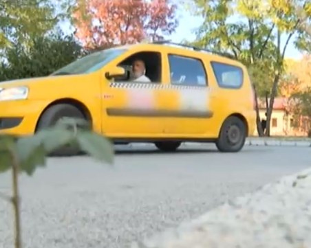 Наглост: Обраха шофьор на такси в двора на болница