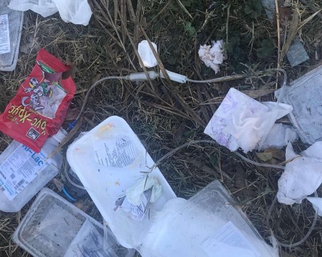 Окървавени ръкавици, системи и игли - гледката пред Транспортна болница в Пловдив