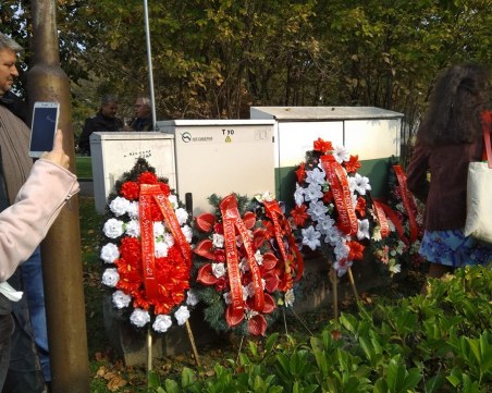 Поднесоха траурни венци пред парламента заради промените в Закона за детето