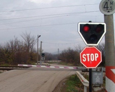 Шофьорка се блъсна във влак край Пловдив