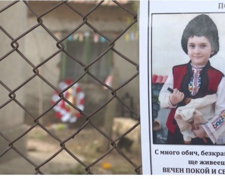 След смъртта на 9-годишния Стефан: И другите деца от семейството вече са в болница