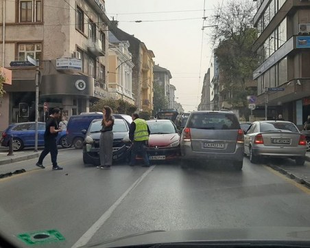Верижна катастрофа затрудни движението в центъра на София