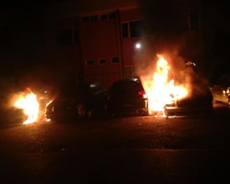 Запалиха няколко коли в София