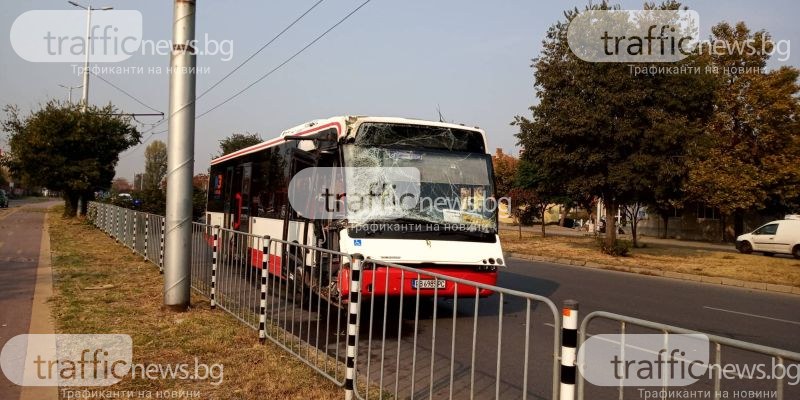 Автобус се вряза в мантинела в Пловдив, на мястото има линейка