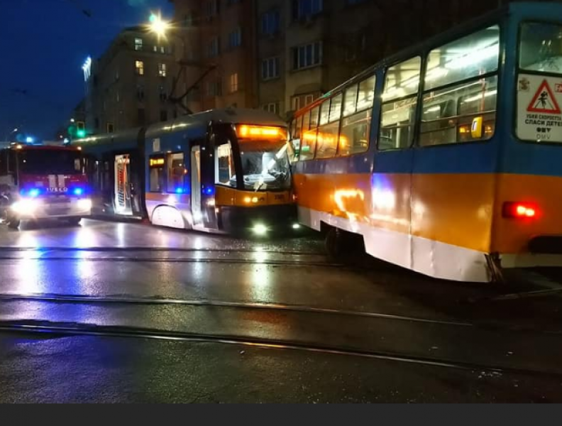 Два трамвая се сблъскаха в столицата, щетите са големи