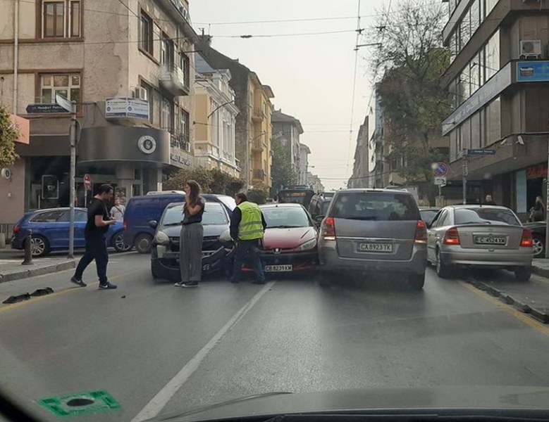 Верижна катастрофа затрудни движението в центъра на София