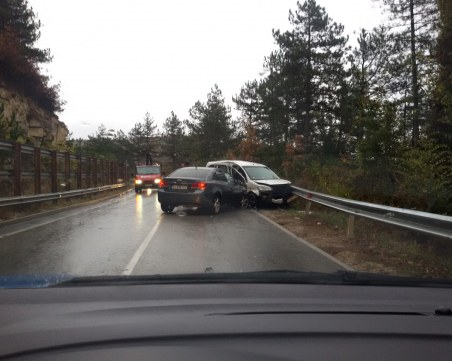 Две коли се нанизаха край Велико Търново, трафикът се пренасочва по обходен маршрут