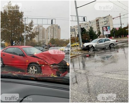 Две коли се помляха на едно от кръстовищата в Тракия, мерцедес се заби в метален стълб