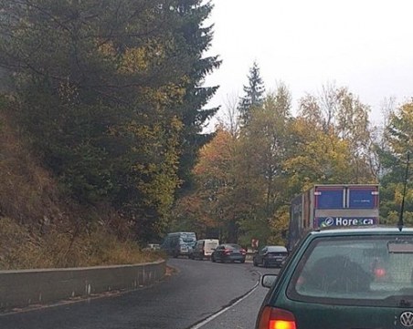 Катастрофа блокира пътя Смолян-Асеновград! Образува се голямо задръстване