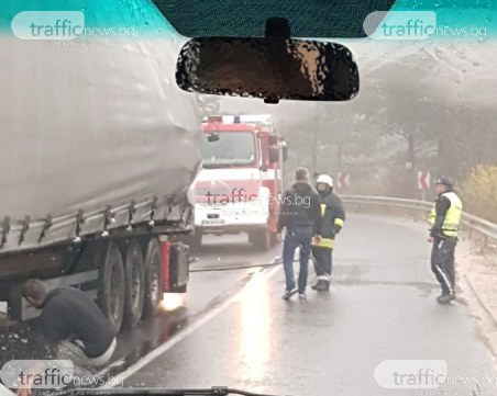 Кока-кола потече по пътя за Пампорово! Тир аварира, стъкла блокират пътя