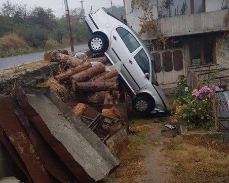 Кола се приземи в двор на къща в Смолян