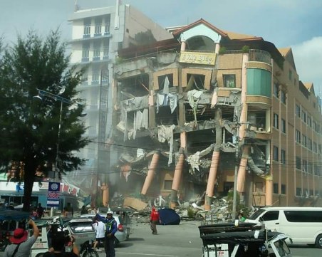 Пореден мощен трус удари Филипините! Рухна хотел