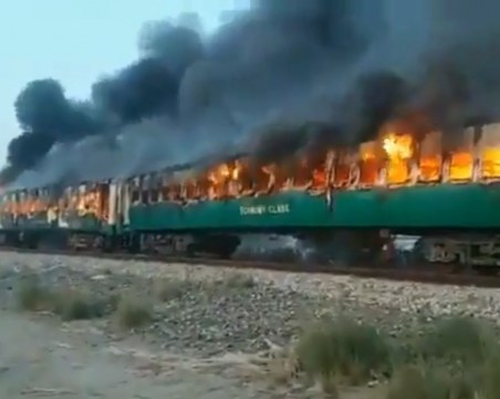 Влак в Пакистан пламна като факла! Най-малко 62 са загинали