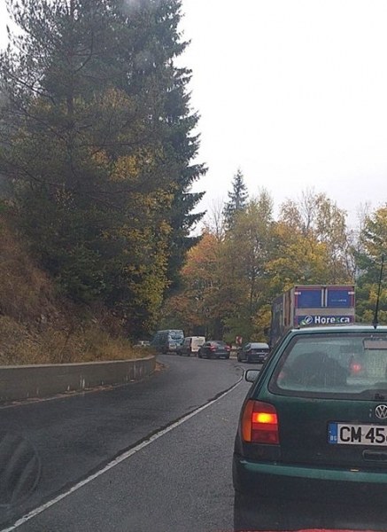 Катастрофа блокира пътя Смолян-Асеновград! Образува се голямо задръстване