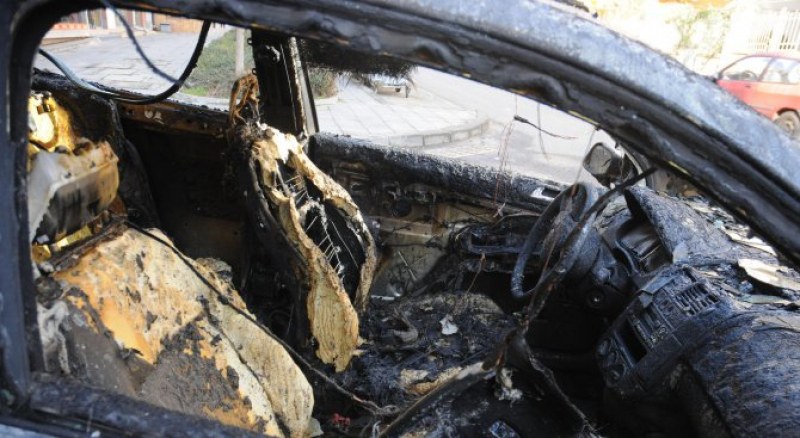 20-годишна заби колата си в дърво и изгоря