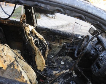 20-годишна заби колата си в дърво и изгоря