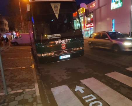 Безцеремонно паркиране в Пловдив! Автобус на футболен тим създава предпоставка за инцидент