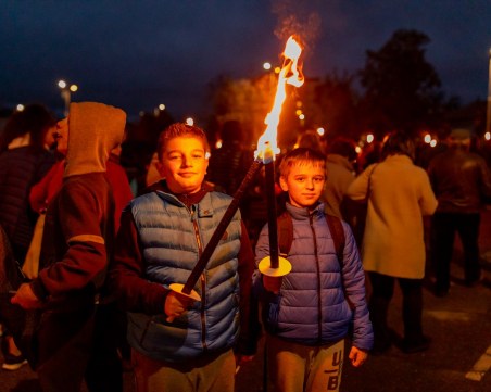 Факелно шествие и мажоретки в Елин Пелин за Деня на будителите