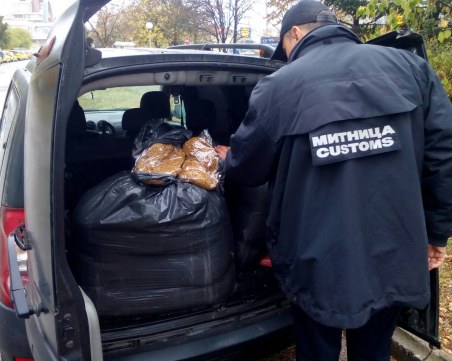 Гонка с полицията след подминаване на стоп палка заради незаконен тютюн