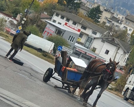 Каруца остана без гума, но продължи с три