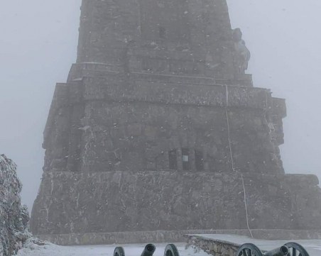 Първи сняг покри проходите Шипка и Петрохан