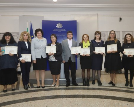 Съвременни будители: МОН отличи осем учители за добра работа