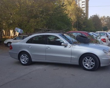 Затрупаха старозагорски мерцедес с боклуци на столичен паркинг