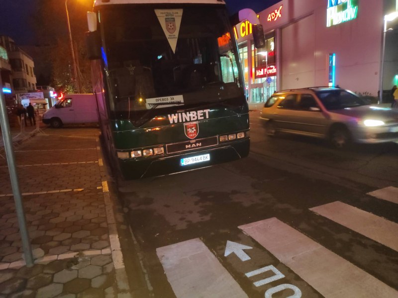 Безцеремонно паркиране в Пловдив! Автобус на футболен тим създава предпоставка за инцидент