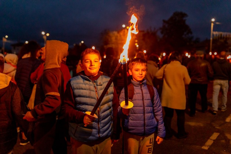 Факелно шествие и мажоретки в Елин Пелин за Деня на будителите