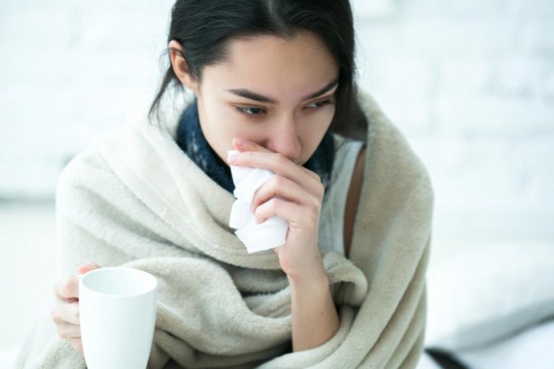 Студеният въздух ли ни разболява? 10 мита за настинката и грипа