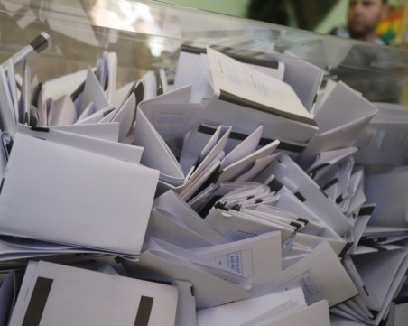 Изборна секция в Брезово осъмна с разбити стъкла