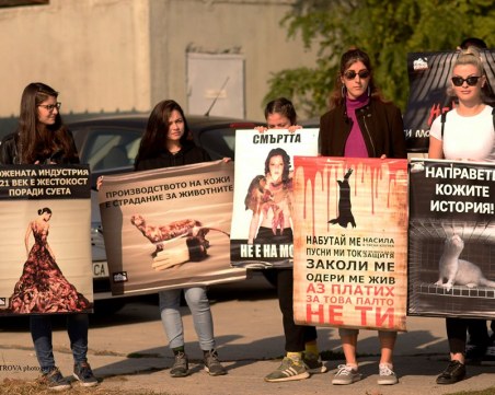 Природозащитници стоят цяла седмица в клетка пред парламента против фермите за кожи