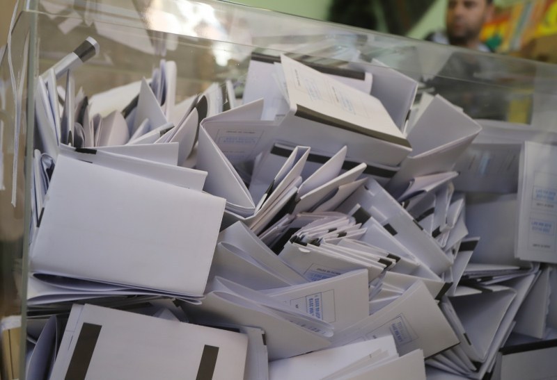 Изборна секция в Брезово осъмна с разбити стъкла