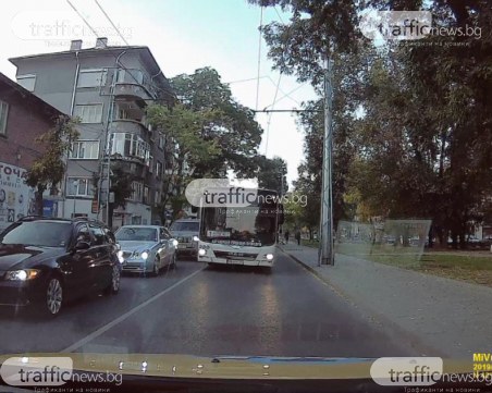 На косъм от катастрофа! Автобус кара в насрещното в Пловдив в опит да заобиколи тапа