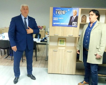 Приветстваха Здравко Димитров с 'O sole, mio' в приемната на ГЕРБ