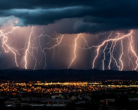 Регистрираха най-дългата мълния в света