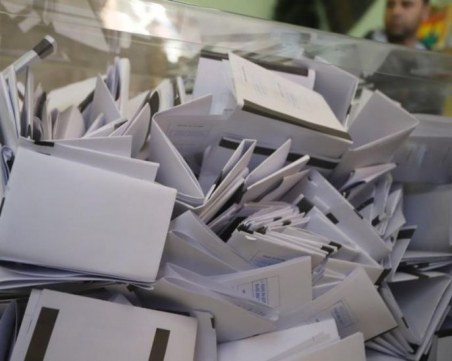 Сигнал за нарушение в Сандански: Снимат бюлетината с телефон