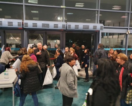 Скоростно борене! Стълпотворение от хора в Панаира – предават чувалите с бюлетини